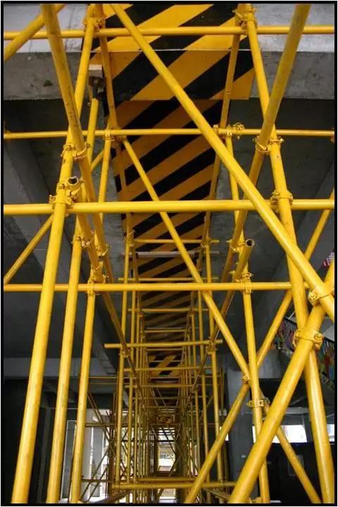 梁板后浇带采用独立的支撑体系，与主体架体一起搭设2