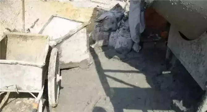 搅拌砂浆直接倾倒在土地面上