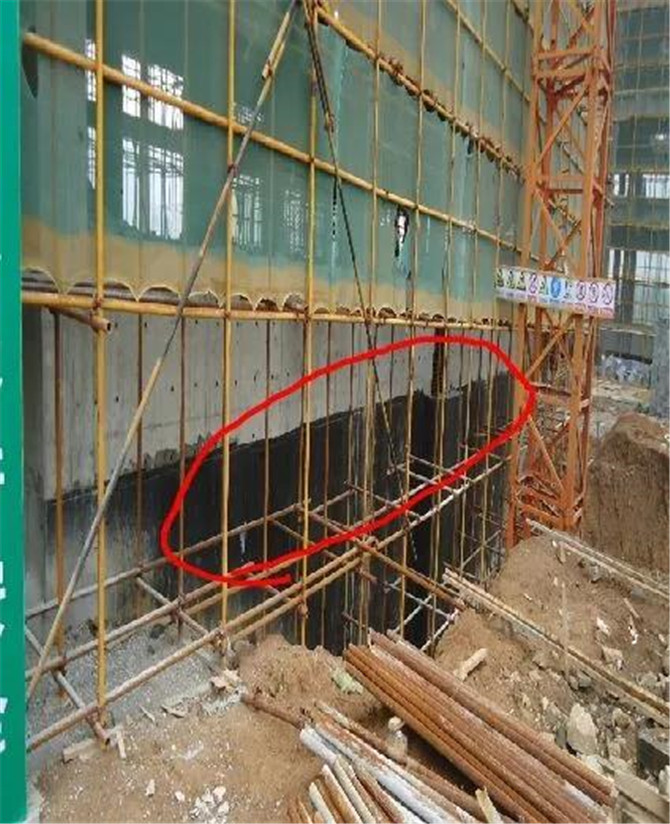 落地式脚手架底部纵向扫地杆应采用直角扣件固定在钢管底端不大于