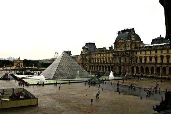 贝聿铭设计的法国卢浮宫