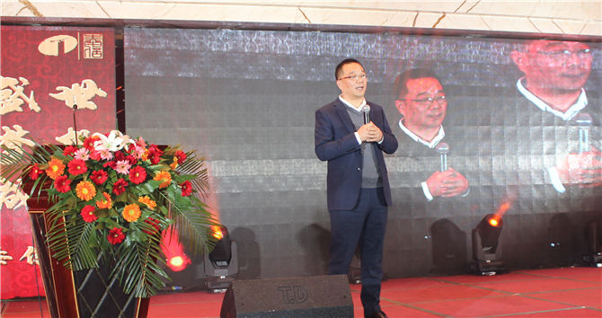 集团董事长黄启宾先生为大家介绍泰信股份现今的发展状况及未来的发展方向